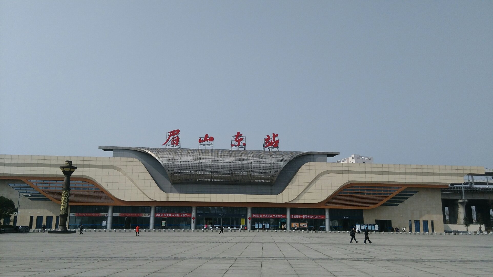 四川省眉山市东坡区秋岚东路靠近眉山市公共交通客运公司(秋.
